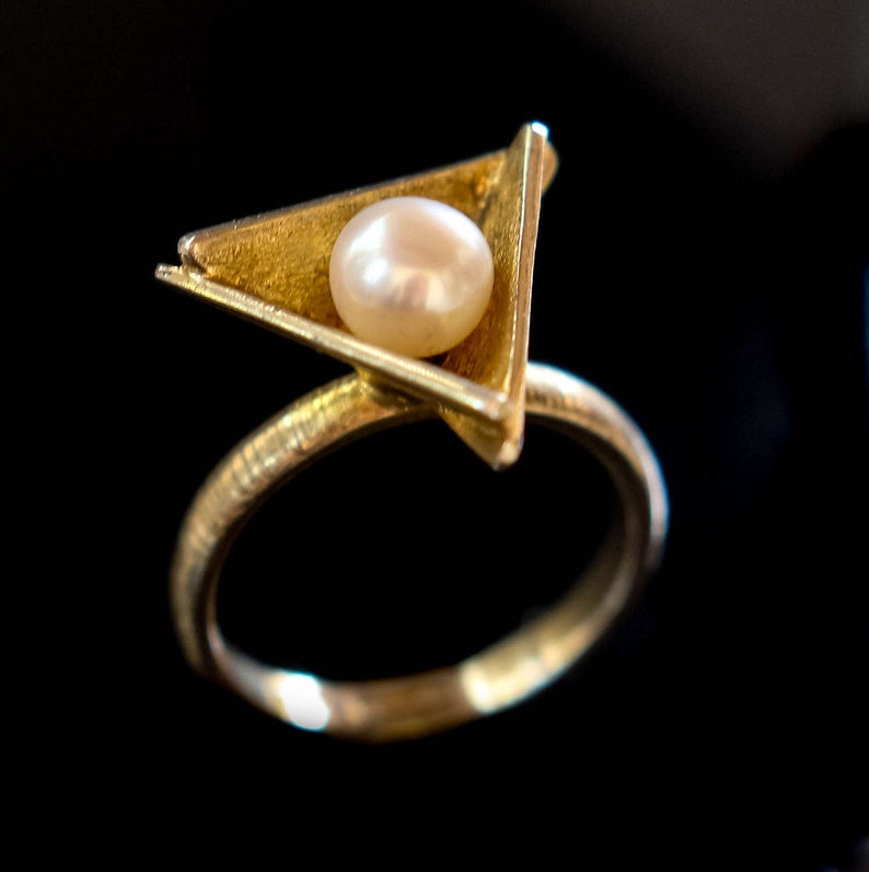 Triangle pearl ring